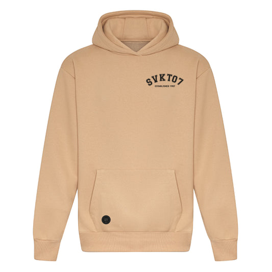 SVKT07 Hoodie mit Backprint „SVKT07 Established“ – Sand